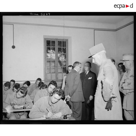 Cours de lecture au son en présence d'André Diethelm lors d'une inspection de l'école des élèves-aspirants de Cherchell.