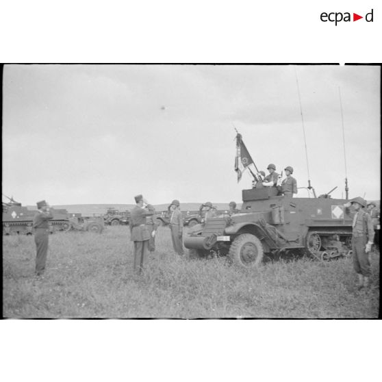 Le général De Gaulle salue le drapeau français.