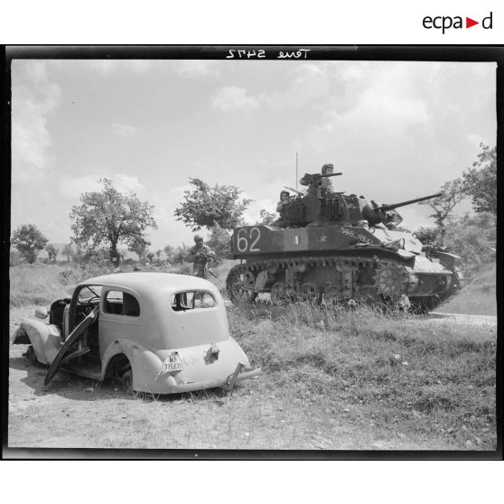 Des chars légers Stuart M5 du 1er escadron du 3e régiment de spahis marocains (RSM), qui font partie d'un des pelotons du détachement blindé de la 2e division d'infanterie marocaine (DIM), sont engagés dans la poursuite des combats vers Sienne.