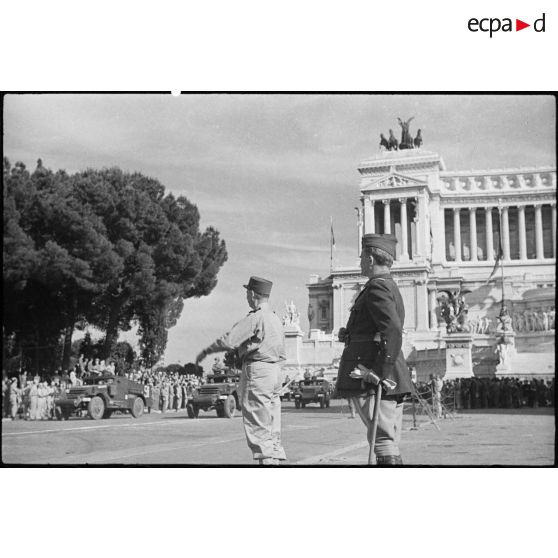 Les généraux Juin et Dody pendant le défilé place de Venise à Rome.