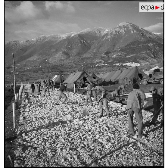 Construction de la route sur le front italien.