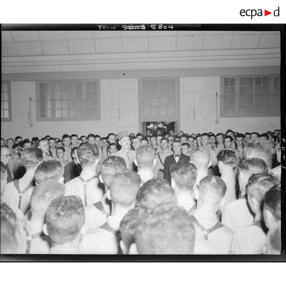 Le général de Gaulle fait un discours aux élèves aspirants de l'école de Cherchell.