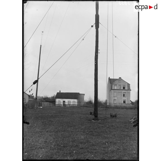 Metz. Poste radio allemand. Vue d'ensemble de la station. Petit pylone support d'antennes. [légende d'origine]