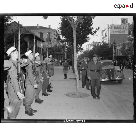 Le général de Lattre de Tassigny passe le piquet d'honneur en revue.