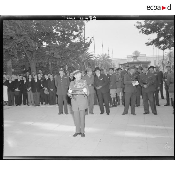 Le lieutenant-colonel Forest tient la main articulée du capitaine Danjou dans un châsse.