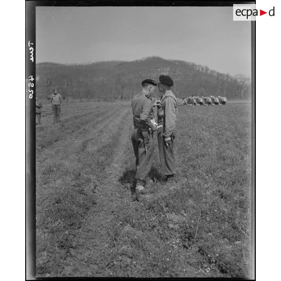 Le général Juin remet la croix de Guerre au colonel Van Hecke, chef de corps du 7e RCA (régiment de chasseurs d'Afrique).