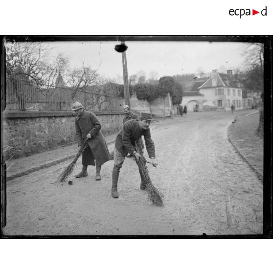 Montgobert (Aisne). Légion étrangère. Roumains à la corvée. [légende d'origine]