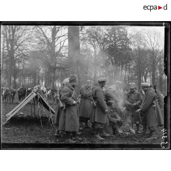 Spahis marocains. Escorte du général Connan préparant son campement. [légende d'origine]