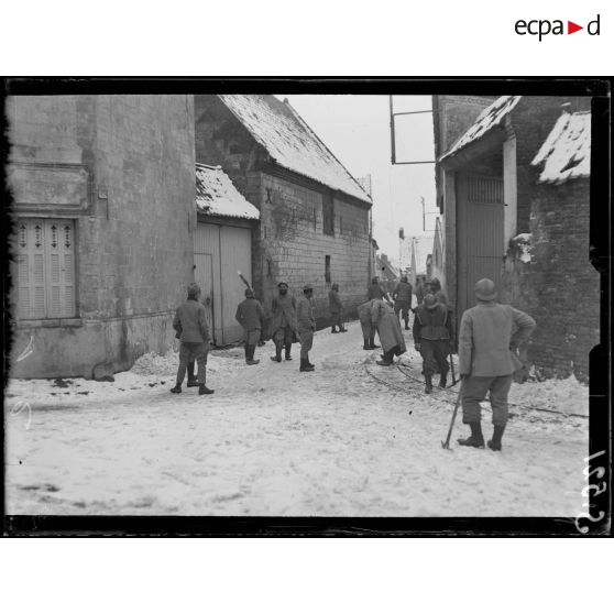 Maroeuil (Pas-de-Calais). Nettoyage des rues. [légende d'origine]