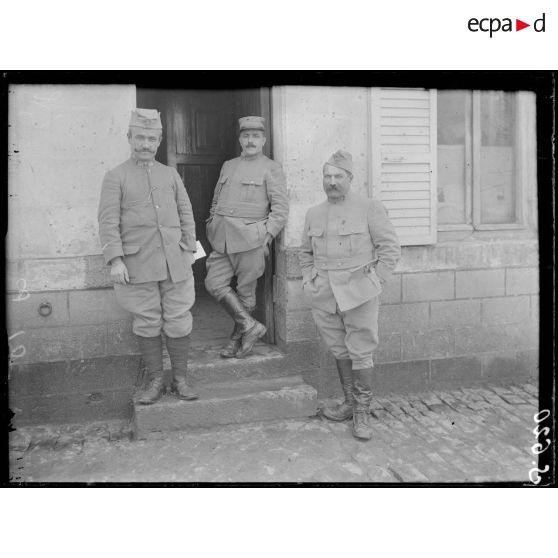 Maroeuil. Bureau de la place. Chef de bataillon Berbié, lieutenant Garnache, adjudant Ladeveze. [légende d'origine]