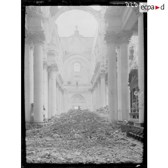 Arras. La cathédrale. La grande nef. [légende d'origine]