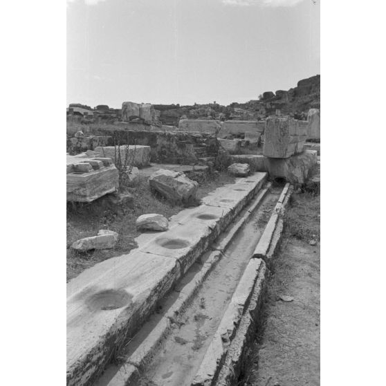 Un bassin de lavages rituels au sein des ruines antiques d'Éleusis (Elefsina).