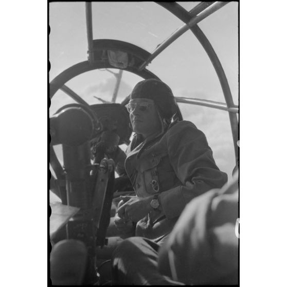 Lors d'un vol de transfert entre la France (Istres) et l'Italie (Naples-Pomigliano), le poste de radio-navigateur installé dans le nez vitré du bombardier Heinkel He-111.