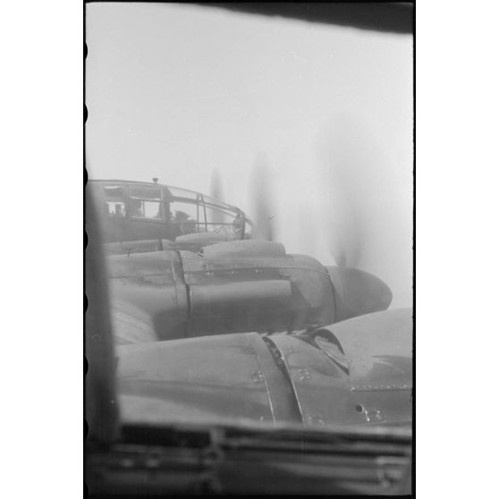 A bord d'un Heinkel He-111 "Zwilling" l'équipage admire le paysage lors d'un vol de transfert entre la France (Istres) et l'Italie (Naples-Pomigliano).