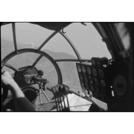 A bord d'un Heinkel He-111 "Zwilling" l'équipage admire le paysage lors d'un vol de transfert entre la France (Istres) et l'Italie (Naples-Pomigliano).