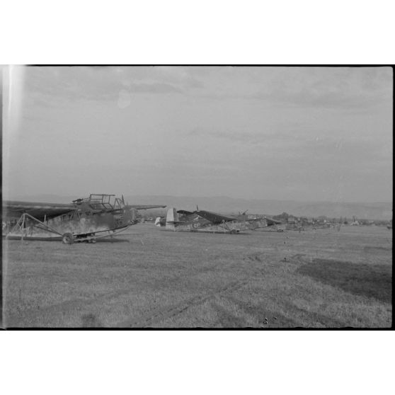 Sur l'aérodrome de Valence-Chabeuil (Drôme), des planeurs DFS-230 du Luftlandegeschwader 1 peu avant une mission.