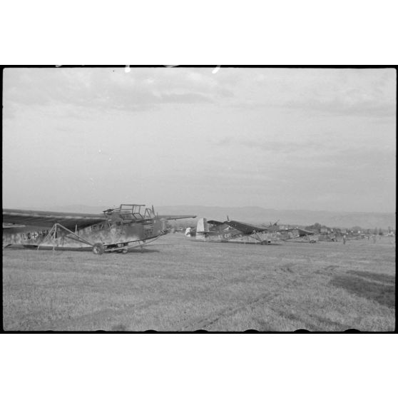 Sur l'aérodrome de Valence-Chabeuil (Drôme), des planeurs DFS-230 du Luftlandegeschwader 1 peu avant une mission.