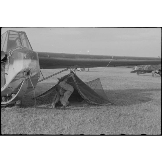 Sur l'aérodrome de Valence-Chabeuil (Drôme), des planeurs DFS-230 du Luftlandegeschwader 1 peu avant une mission.