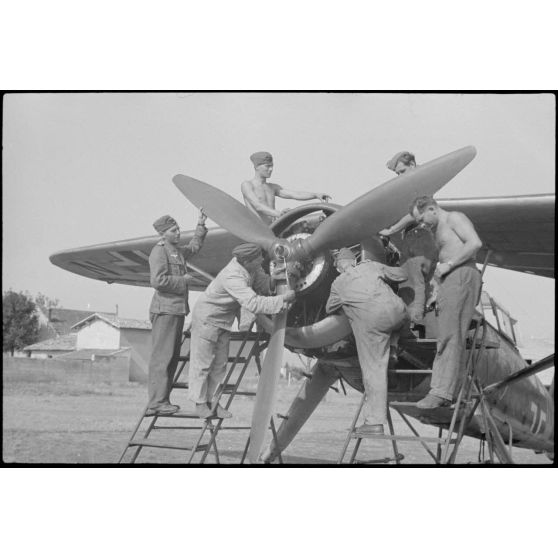 Sur l'aérodrome de Valence-Chabeuil (Drôme), le personnel au sol du Luftlandegeschwader 1 vérifie un avion de reconnaissance Henschel Hs-126 utilisé ici comme tracteur de planeurs.