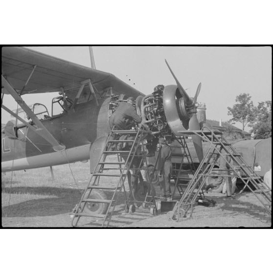 Sur l'aérodrome de Valence-Chabeuil (Drôme), le personnel au sol du Luftlandegeschwader 1 vérifie un Henschel Hs-126 avion une mission.