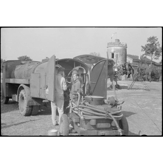 Sur l'aérodrome de Valence-Chabeuil (Drôme), le personnel au sol du Luftlandegeschwader 1 vérifie un Henschel Hs-126 avion une mission.