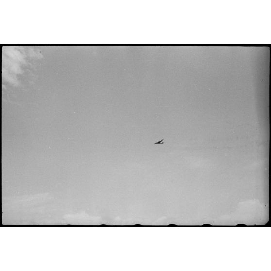 Un avion de transport Messerschmitt Me-323 Gigant survole l'aérodrome de Valence-Chabeuil (Drôme).