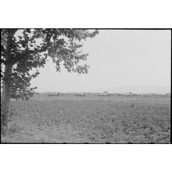 Sur l'aérodrome de Valence-Chabeuil (Drôme), les avions de la 1re escadre aéroportée (Luftlandegeschwader 1) sont rassemblés avant une mission.