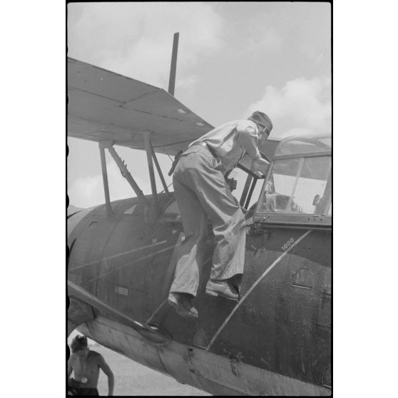 Sur l'aérodrome de Valence-Chabeuil (Drôme), un pilote de la 1re escadrille aéroportée (Luftlandegeschwader 1) monte à bord d'un Henschel Hs-126.