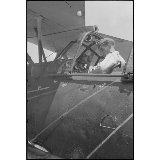 Sur l'aérodrome de Valence-Chabeuil (Drôme), un pilote de la 1re escadrille aéroportée (Luftlandegeschwader 1) s'installe à bord d'un Henschel Hs-126.