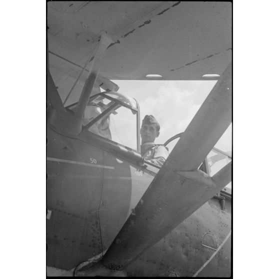 Sur l'aérodrome de Valence-Chabeuil (Drôme), un pilote de la 1re escadrille aéroportée (Luftlandegeschwader 1) s'apprête à monter à bord d'un Henschel Hs-126.