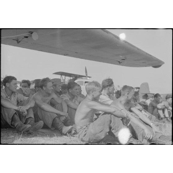 Sur l'aérodrome de Lézignan-Corbières, des musiciens de la Luftwaffe viennent divertir le personnel du Luftlandegeschwader 1.