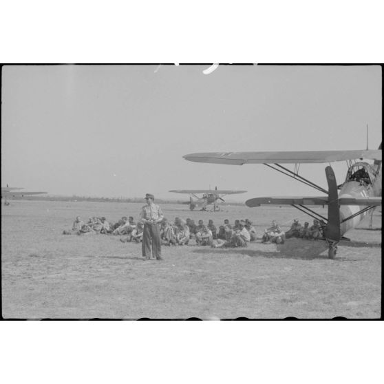 Sur l'aérodrome de Lézignan-Corbières, des musiciens de la Luftwaffe viennent divertir le personnel du Luftlandegeschwader 1.