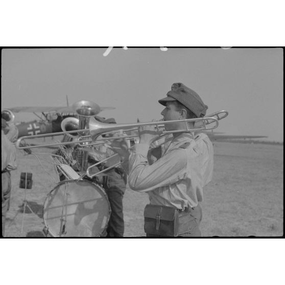 Sur l'aérodrome de Lézignan-Corbières, des musiciens de la Luftwaffe viennent divertir le personnel du Luftlandegeschwader 1.