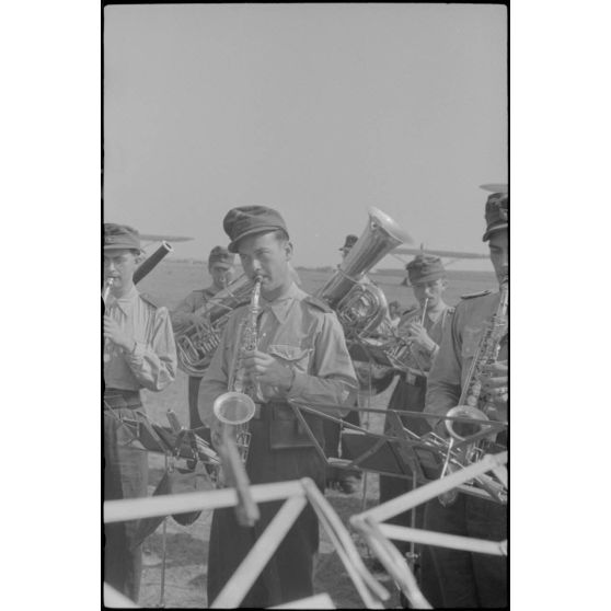 Sur l'aérodrome de Lézignan-Corbières, des musiciens de la Luftwaffe viennent divertir le personnel du Luftlandegeschwader 1.