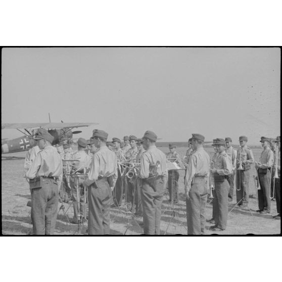 Sur l'aérodrome de Lézignan-Corbières, des musiciens de la Luftwaffe viennent divertir le personnel du Luftlandegeschwader 1.