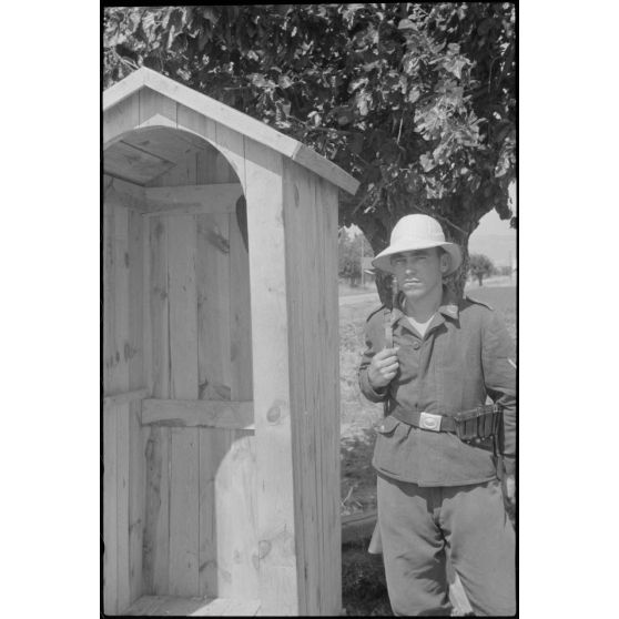 Sur l'aérodrome de Lézignan-Corbières, une sentinelle de la 1re escadrille aéroportée (Sondergruppe du Luftlandegeschwader 1).