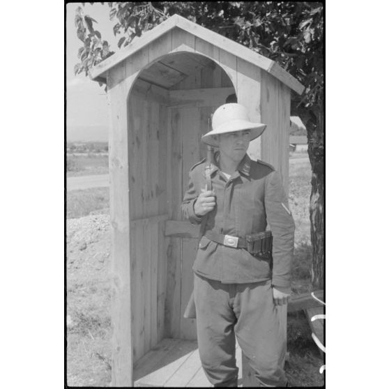 Sur l'aérodrome de Lézignan-Corbières, une sentinelle de la 1re escadrille aéroportée (Sondergruppe du Luftlandegeschwader 1).