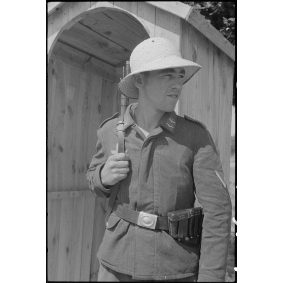 Sur l'aérodrome de Lézignan-Corbières, une sentinelle de la 1re escadrille aéroportée (Sondergruppe du Luftlandegeschwader 1).