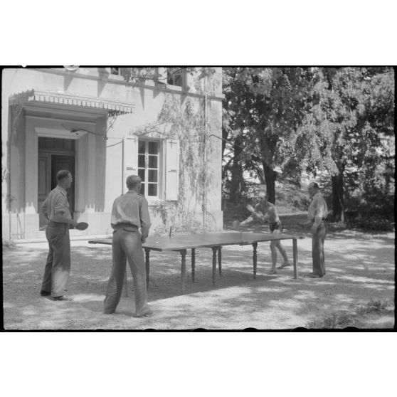 A proximité du terrain d'avion de Lézignan-Corbières, des officiers de la 1re escadrille aéroportée (Sondergruppe du Luftlandegeschwader 1) jouent au ping-pong.