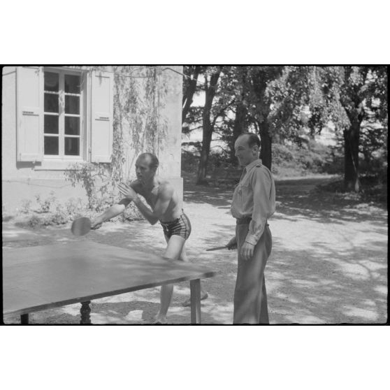 Sur l'aérodrome de Lézignan-Corbières, des officiers de la 1re escadrille aéroportée (Sondergruppe du Luftlandegeschwader 1) jouent au ping-pong.