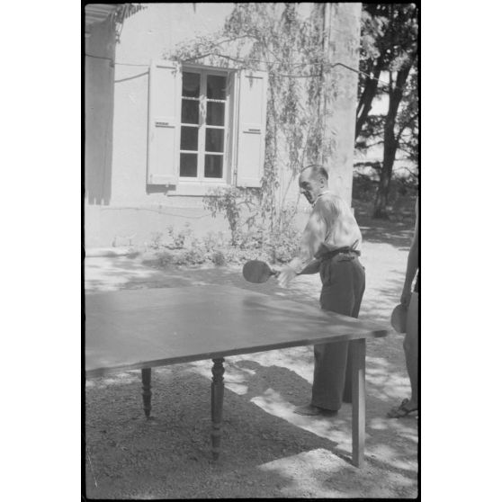 Sur l'aérodrome de Lézignan-Corbières, des officiers de la 1re escadrille aéroportée (Sondergruppe du Luftlandegeschwader 1) jouent au ping-pong.