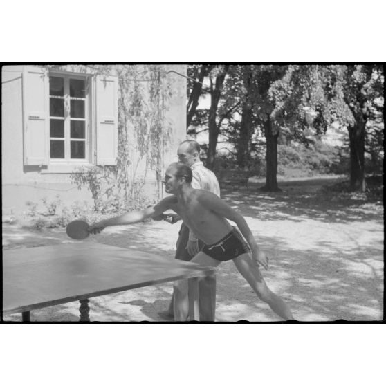 Sur l'aérodrome de Lézignan-Corbières, des officiers de la 1re escadrille aéroportée (Sondergruppe du Luftlandegeschwader 1) jouent au ping-pong.