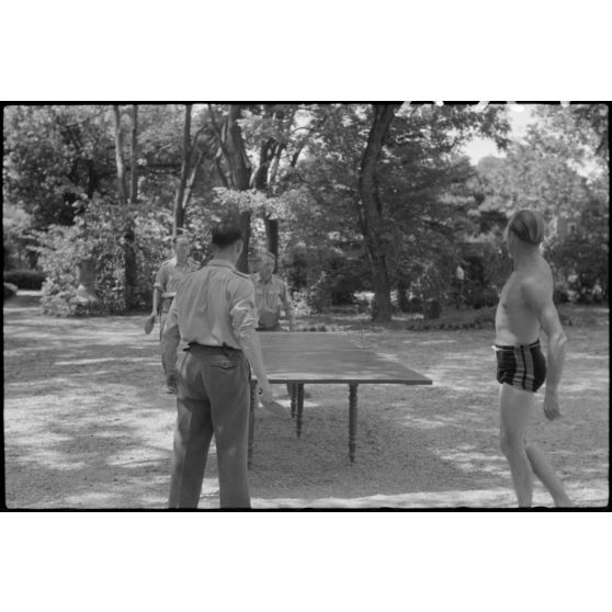 Sur l'aérodrome de Lézignan-Corbières, des officiers de la 1re escadrille aéroportée (Sondergruppe du Luftlandegeschwader 1) jouent au ping-pong.