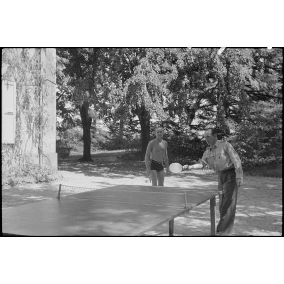 Sur l'aérodrome de Lézignan-Corbières, des officiers de la 1re escadrille aéroportée (Sondergruppe du Luftlandegeschwader 1) jouent au ping-pong.