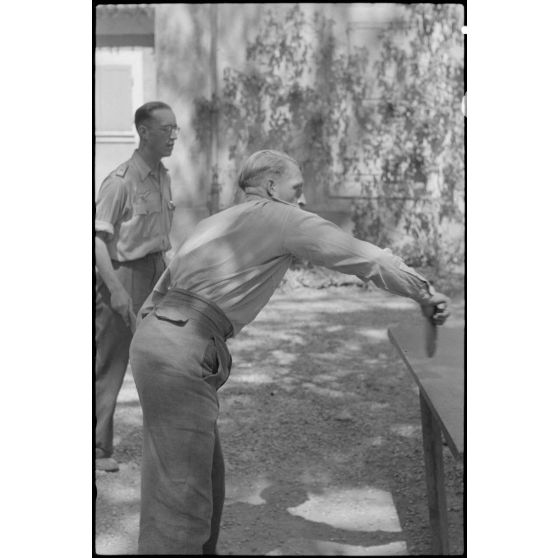 Sur l'aérodrome de Lézignan-Corbières, des officiers de la 1re escadrille aéroportée (Sondergruppe du Luftlandegeschwader 1) jouent au ping-pong.