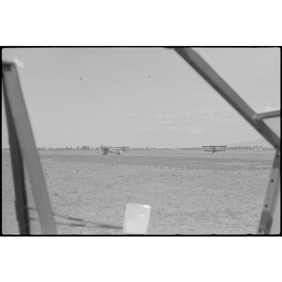 Sur l'aérodrome de Lézignan-Corbières, des biplans Avia B.534 utilisés comme tracteurs de planeurs au sein de la 1re escadrille aéroportée (Sondergruppe du Luftlandegeschwader 1).