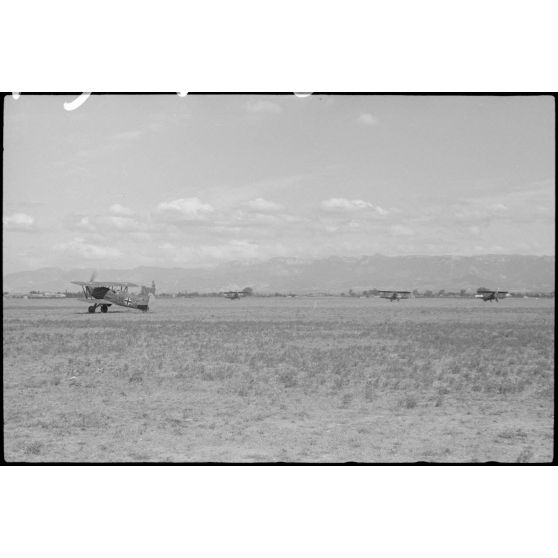 Sur l'aérodrome de Lézignan-Corbières, des biplans Avia B.534 utilisés comme tracteurs de planeurs au sein de la 1re escadrille aéroportée (Sondergruppe du Luftlandegeschwader 1).