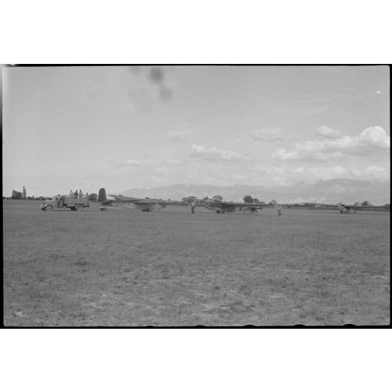 Préparatifs d'une mission aéroportée au sein du Sondergruppe du Luftlandegeschwader 1 sur l'aérodrome de Lézignan-Corbières.