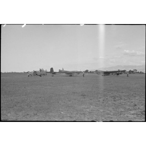 Préparation des avions du Sondergruppe du Luftlandegeschwader 1 sur l'aérodrome de Lézignan-Corbières.