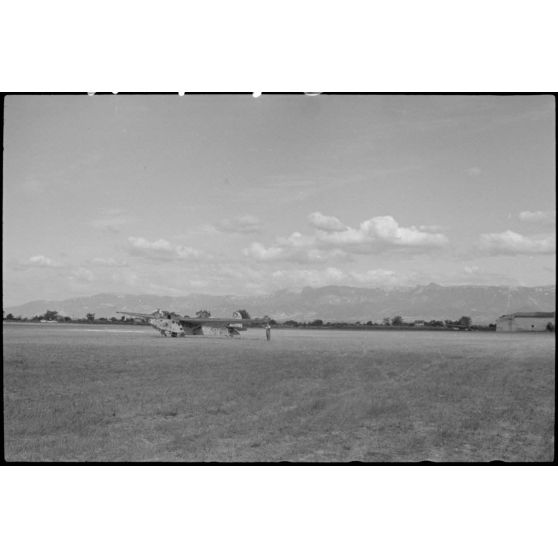 Préparation des avions du Sondergruppe du Luftlandegeschwader 1 sur l'aérodrome de Lézignan-Corbières.